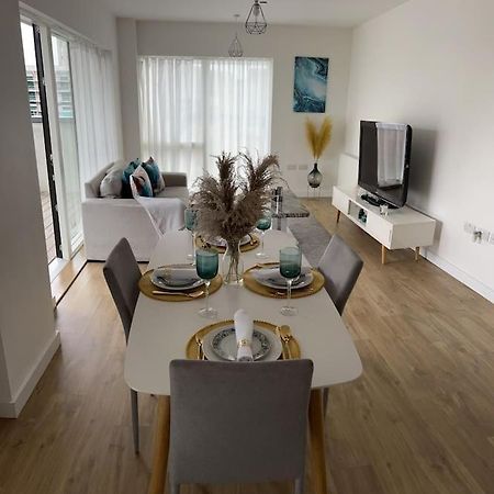 Contemporary Urban Retreat, 2-Bedroom Haven By London City Airport Eksteriør bilde