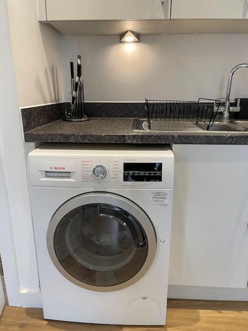 Contemporary Urban Retreat, 2-Bedroom Haven By London City Airport Eksteriør bilde