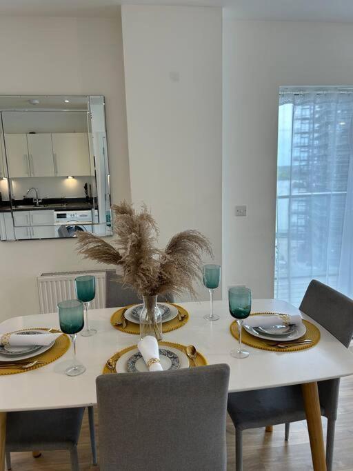 Contemporary Urban Retreat, 2-Bedroom Haven By London City Airport Eksteriør bilde