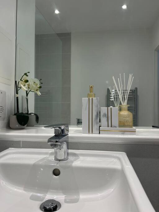 Contemporary Urban Retreat, 2-Bedroom Haven By London City Airport Eksteriør bilde