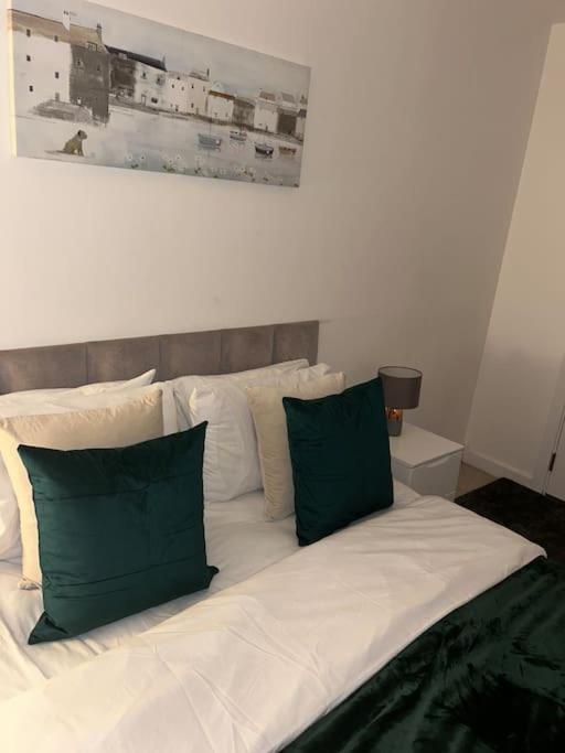 Contemporary Urban Retreat, 2-Bedroom Haven By London City Airport Eksteriør bilde