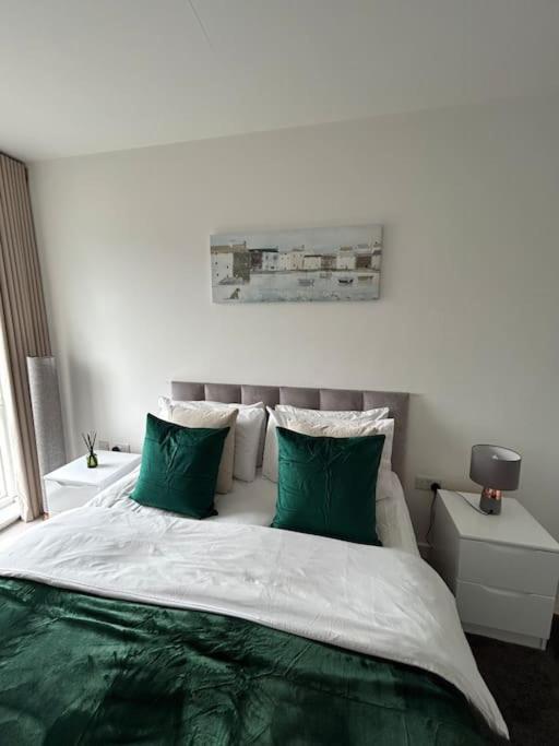Contemporary Urban Retreat, 2-Bedroom Haven By London City Airport Eksteriør bilde