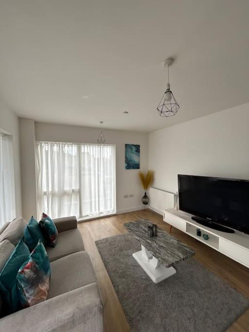 Contemporary Urban Retreat, 2-Bedroom Haven By London City Airport Eksteriør bilde