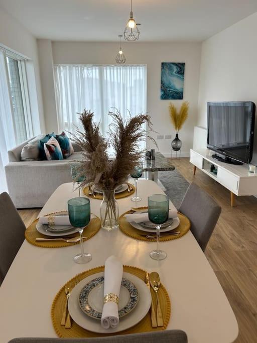 Contemporary Urban Retreat, 2-Bedroom Haven By London City Airport Eksteriør bilde