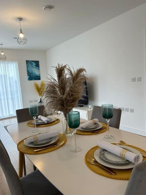 Contemporary Urban Retreat, 2-Bedroom Haven By London City Airport Eksteriør bilde