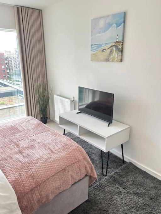 Contemporary Urban Retreat, 2-Bedroom Haven By London City Airport Eksteriør bilde