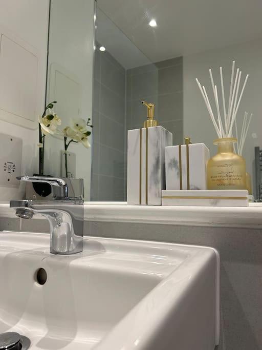 Contemporary Urban Retreat, 2-Bedroom Haven By London City Airport Eksteriør bilde