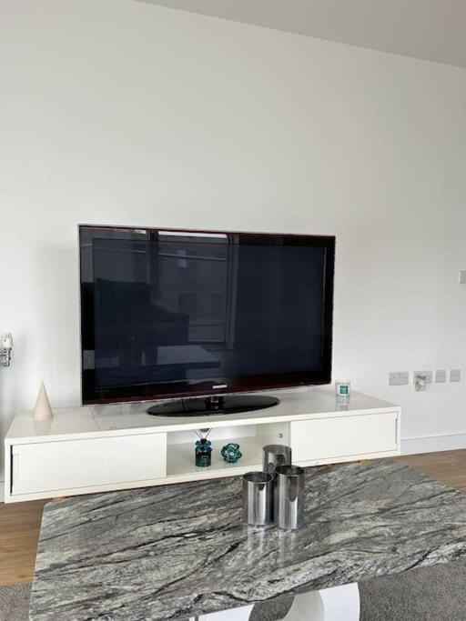 Contemporary Urban Retreat, 2-Bedroom Haven By London City Airport Eksteriør bilde
