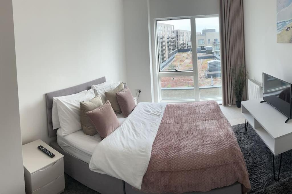 Contemporary Urban Retreat, 2-Bedroom Haven By London City Airport Eksteriør bilde