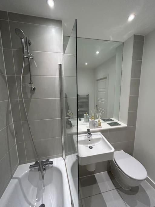 Contemporary Urban Retreat, 2-Bedroom Haven By London City Airport Eksteriør bilde