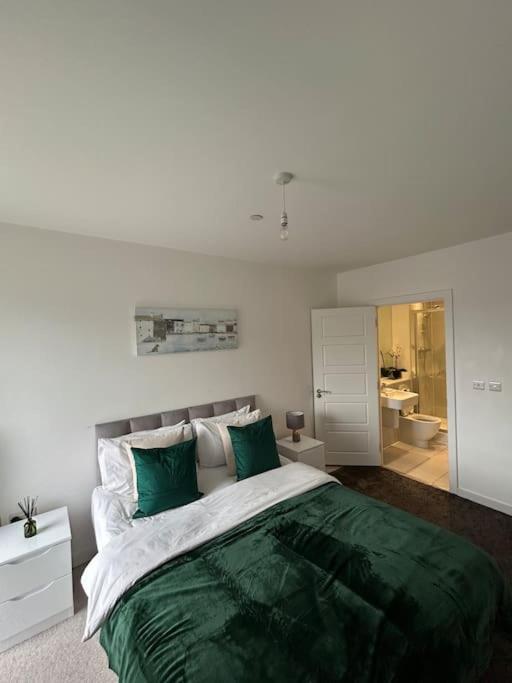 Contemporary Urban Retreat, 2-Bedroom Haven By London City Airport Eksteriør bilde