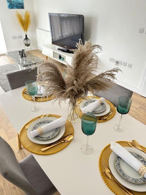 Contemporary Urban Retreat, 2-Bedroom Haven By London City Airport Eksteriør bilde