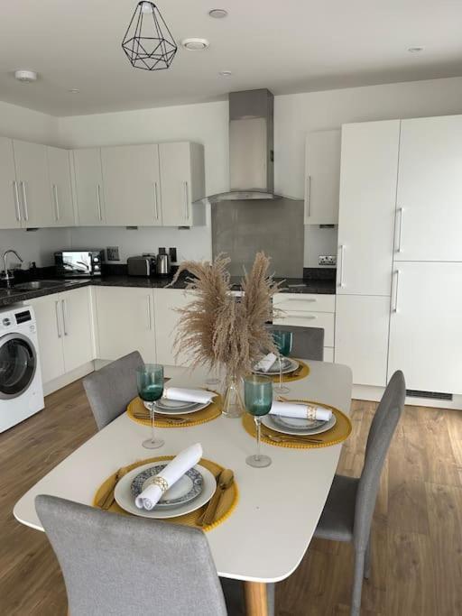 Contemporary Urban Retreat, 2-Bedroom Haven By London City Airport Eksteriør bilde