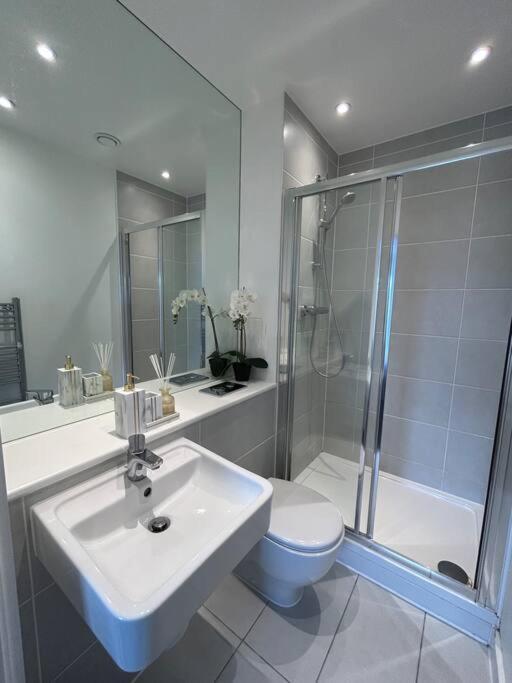 Contemporary Urban Retreat, 2-Bedroom Haven By London City Airport Eksteriør bilde