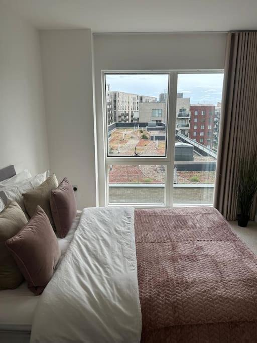Contemporary Urban Retreat, 2-Bedroom Haven By London City Airport Eksteriør bilde